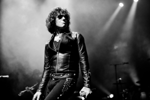 Enrique Bunbury en una actuación del tour 'Palosanto'. / Foto: www.enriquebunbury.com