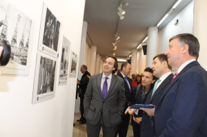 Visitantes a la muestra de la Agencia EFE.