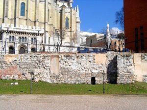 Restos de la muralla árabe en la Cuesta de la Vega (siglo IX)