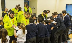 Los estudiantes pidieron autógrafos a los jugadores. / Foto: rfebm.net/index.asp