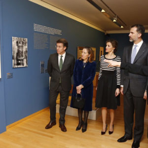Observan el cuadro 'La muchacha de los pies descalzos' de Pablo Ruiz Picasso. / Foto: Casa Real.