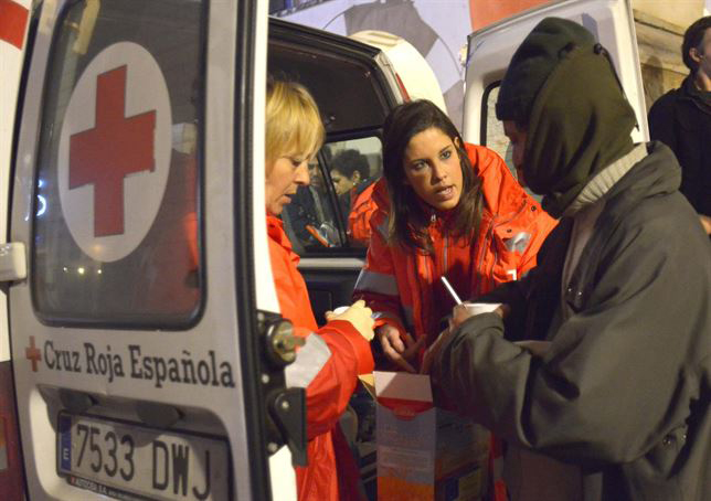 Miembros de Cruz Roja atendiendo a una persona en la ambulancia.