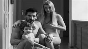 La familia posó para el calendario de afectados. / Foto: Europa Press.