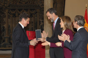 Emilio Tuñón recoge su distinción. / Foto: Casa Real.