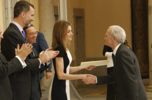 Juan Goytisolo recibe su distinción de manos de la Reina Letizia. / Foto: Casa Real.