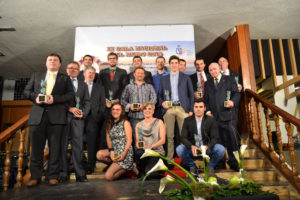 Los ganadores posan con sus premios.