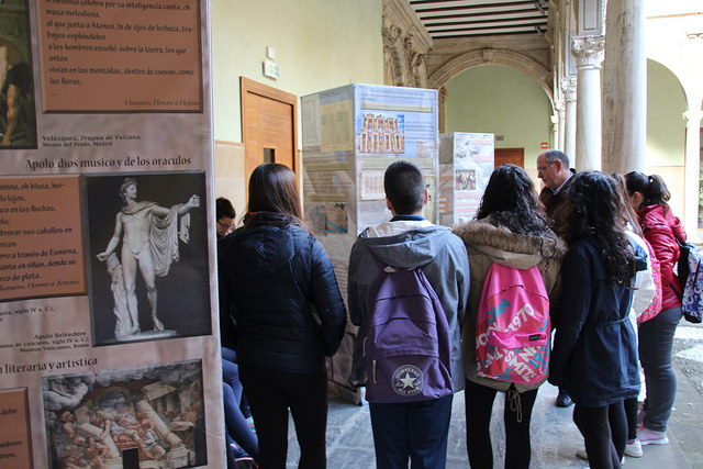 Un grupo de estudiantes visita la exposición. / Foto: Unia.
