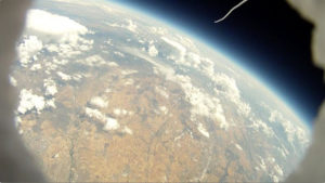 El avión de papel ha sido lanzado desde la estratosfera. / Foto: Tajamar.