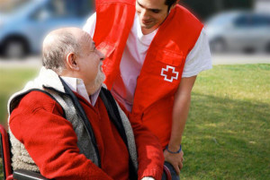 Atención de Cruz Roja a personas mayores. / Foto: Cruz Roja.