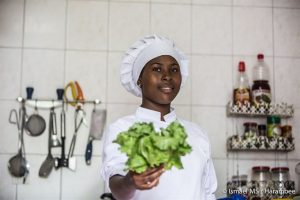 Los cocineros ayudan a jóvenes a formarse. / Foto: Harambee