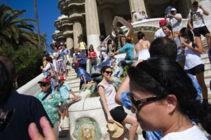 Turistas en el Parque Güell de Barcelona. / Foto: David Ramos / Getty.