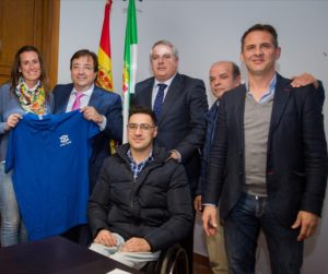 El presidente de Extremadura recibió a una delegación de la Asociación Doble Cristal.