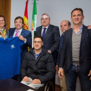 El presidente de Extremadura recibió a una delegación de la Asociación Doble Cristal.