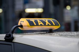 54 mujeres taxistas entregan 110.000 euros para la investigación del cáncer infantil