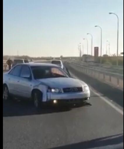 Vehículo choca contra coche patrulla mientras huía de la Policía en Huelva