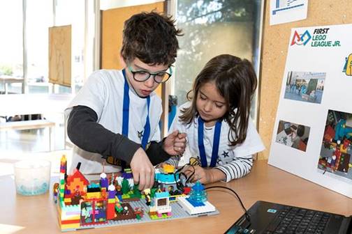 Más de 300 jóvenes proyectan las ciudades del futuro en la First Lego League