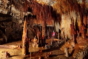 Descubren la causa del color rojo en estalagmitas de la costa cantábrica