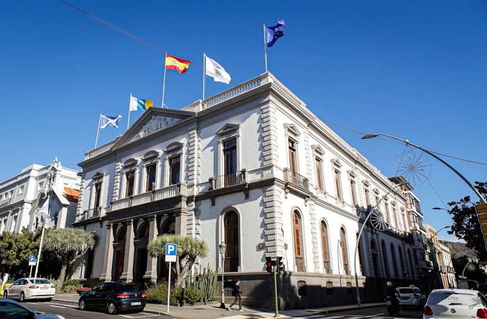 El exterior de edificios públicos solo podrá lucir banderas oficiales