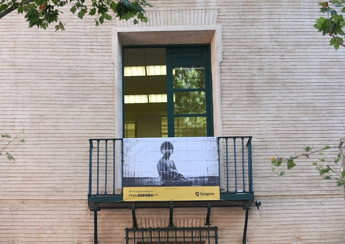 Balcones de 50 ciudades españolas exhiben fotos tomadas durante el confinamiento