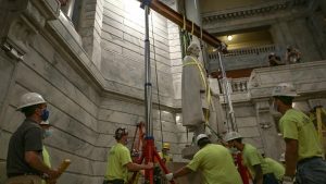 Un periódico con la salida de Azaña de Madrid aparece bajo una estatua en Kentucky