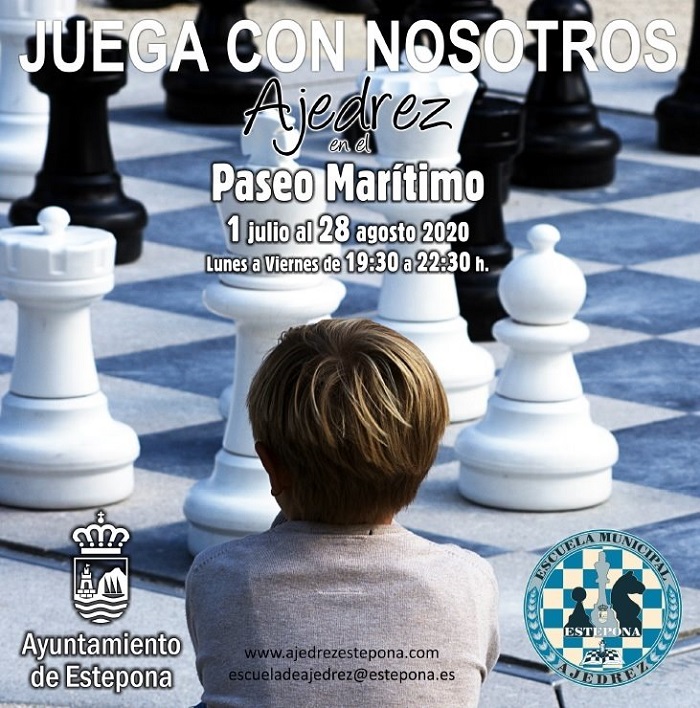 Tableros y piezas gigantes de ajedrez llenan el paseo marítimo de Estepona