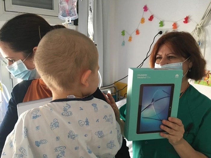 Niños hospitalizados reciben tablets y 'baby pelones' para amenizar su estancia