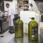 Reparten aceite de orujo de oliva gratis a 12.500 hosteleros de España