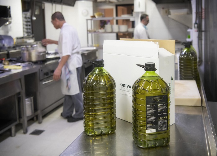 Reparten aceite de orujo de oliva gratis a 12.500 hosteleros de España