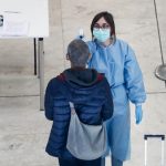 Controles a turistas en aeropuertos: temperatura, observación y datos de localización