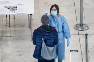 Controles a turistas en aeropuertos: temperatura, observación y datos de localización