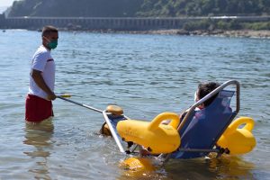 El servicio de Baño Asistido de Cruz Roja, presente en unas 50 playas este verano