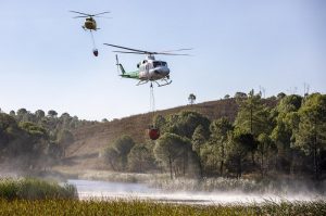 24 aeronaves se incorporan al incendio de Almonaster