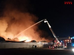 Bomberos logran estabilizar un incendio en una nave de plásticos en Sant Fruitós de Bages