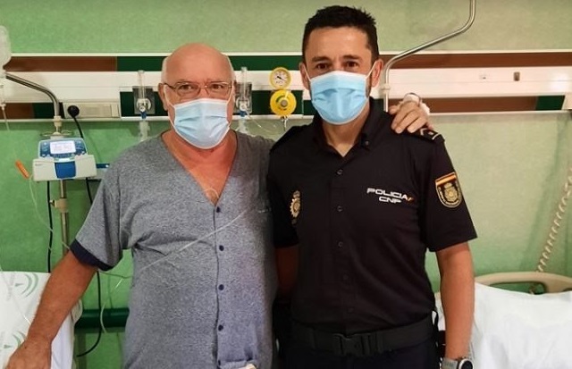 Policía fuera de servicio saca de un paro cardíaco a un hombre en un restaurante de Málaga