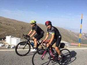 Un ciclista aficionado consigue el reto solidario 'Everesting Challenge' en el pico del Veleta