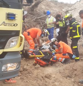 Rescatan a un obrero atrapado en una máquina excavadora en Cádiz