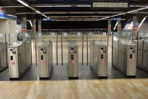 Metro Madrid controla aforos a través de microcortes es los tornos de acceso