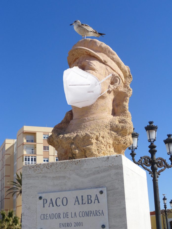 Cádiz pone mascarillas a sus monumentos