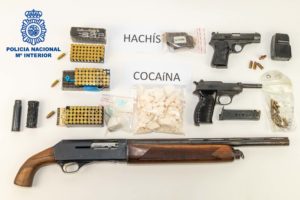 Desarticulada una red dedicada al tráfico de armas y de droga