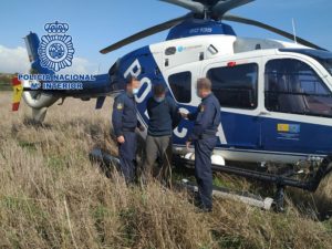 Helicóptero hace encallar a una narcolancha tras una persecución